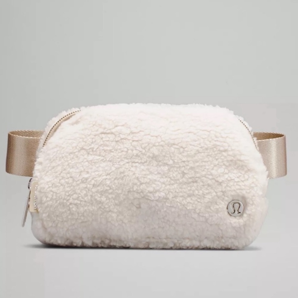 New Lululemon Everywhere Fleece Belt Bag in
Natural Ivory/ Trench NWT